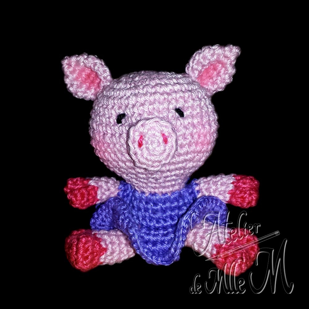 Piggy Choo Une petite cochonne aux joues roses en robe. Création appartenant à la gamme des "Amis Choo". Composition : Fil 100% coton et rembourrage polyester.