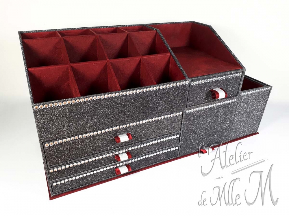 Rangement maquillage, ou organizer, fait en carton sur mesure.