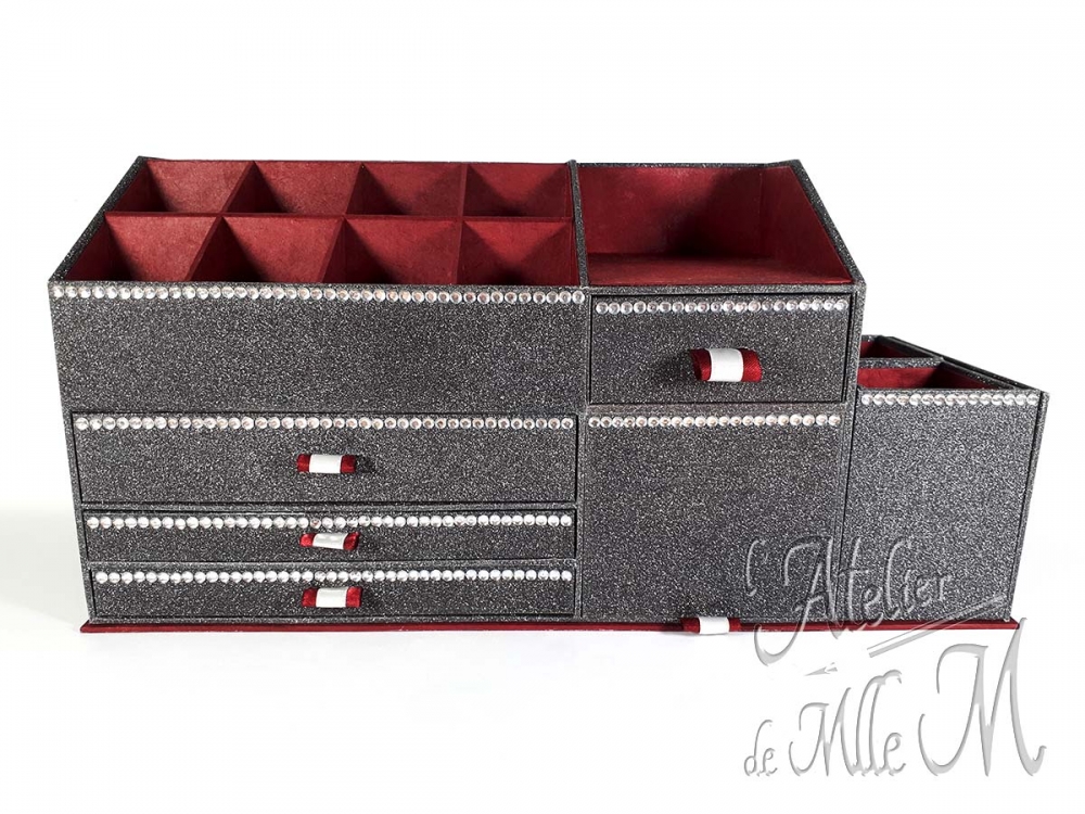 Rangement maquillage, ou organizer, fait en carton sur mesure.