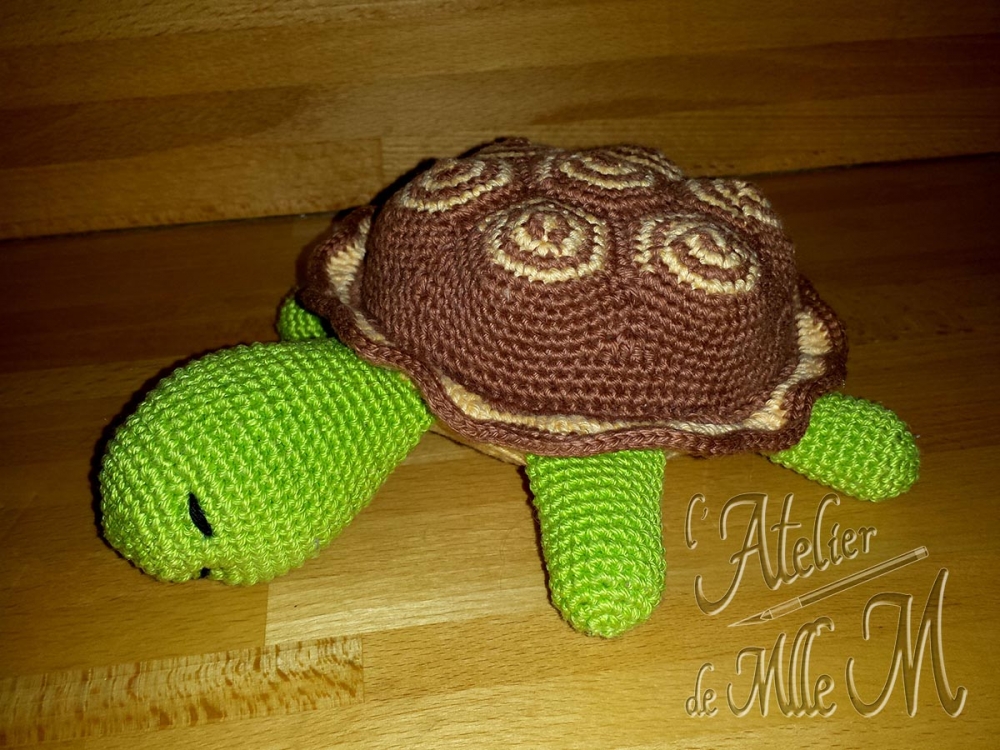 Maman Tortue. Maman tortue avec sa carapace en rosace. Composition : Fil 100% coton et rembourrage polyester. Dimensions : 20 x 18 x 6 cm