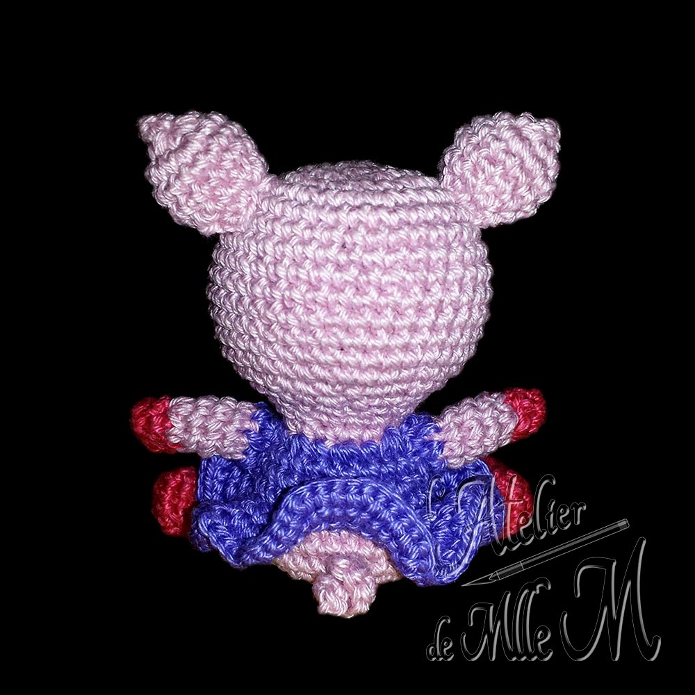 Piggy Choo Une petite cochonne aux joues roses en robe. Création appartenant à la gamme des "Amis Choo". Composition : Fil 100% coton et rembourrage polyester.