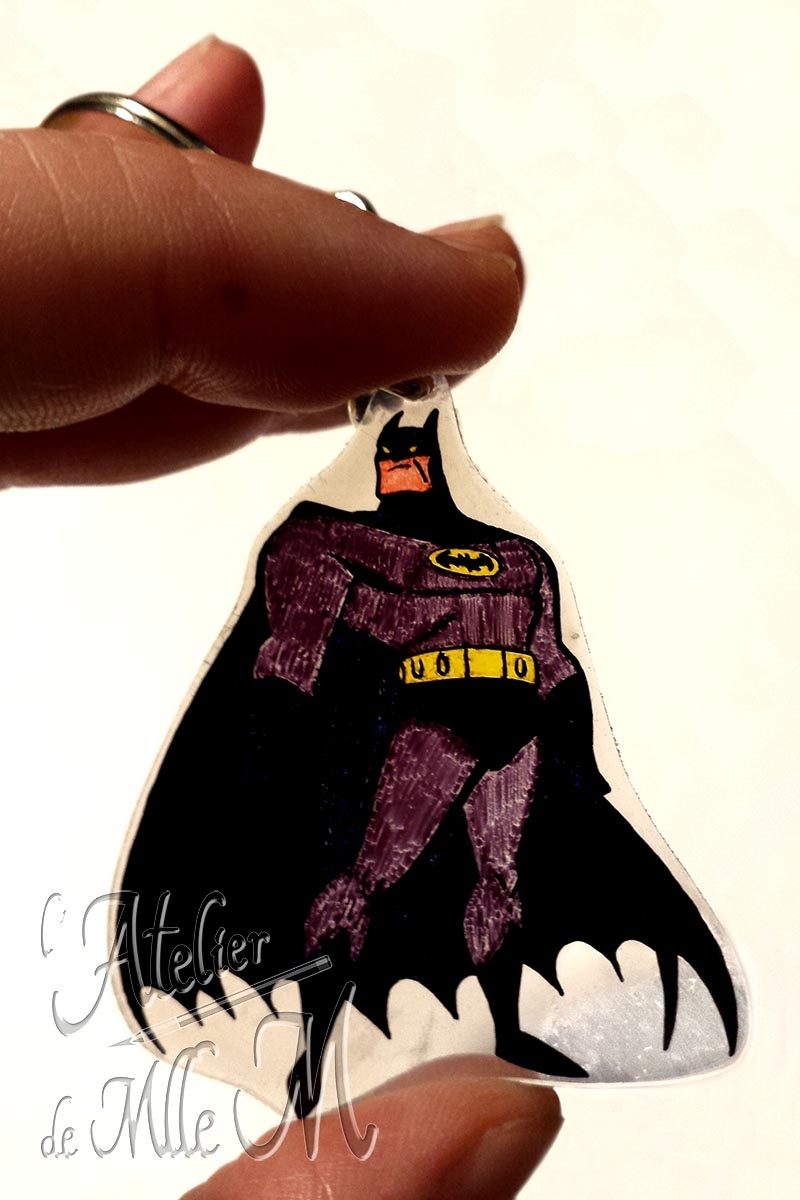 Porte-clef Batman après cuisson et vernissage. Réalisé aux feutres permanents sur plastique fou / dingue.
