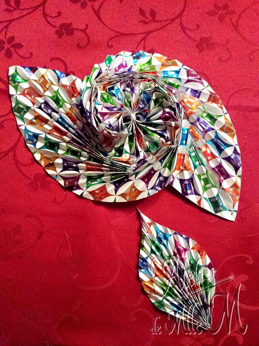 Des décorations en origami pour l'urne réalisée en carton pour une tombola (visible ici : http://www.latelierdemllem.com/book/cartonnage/). Réalisés d'après un tuto vidéo en ligne.