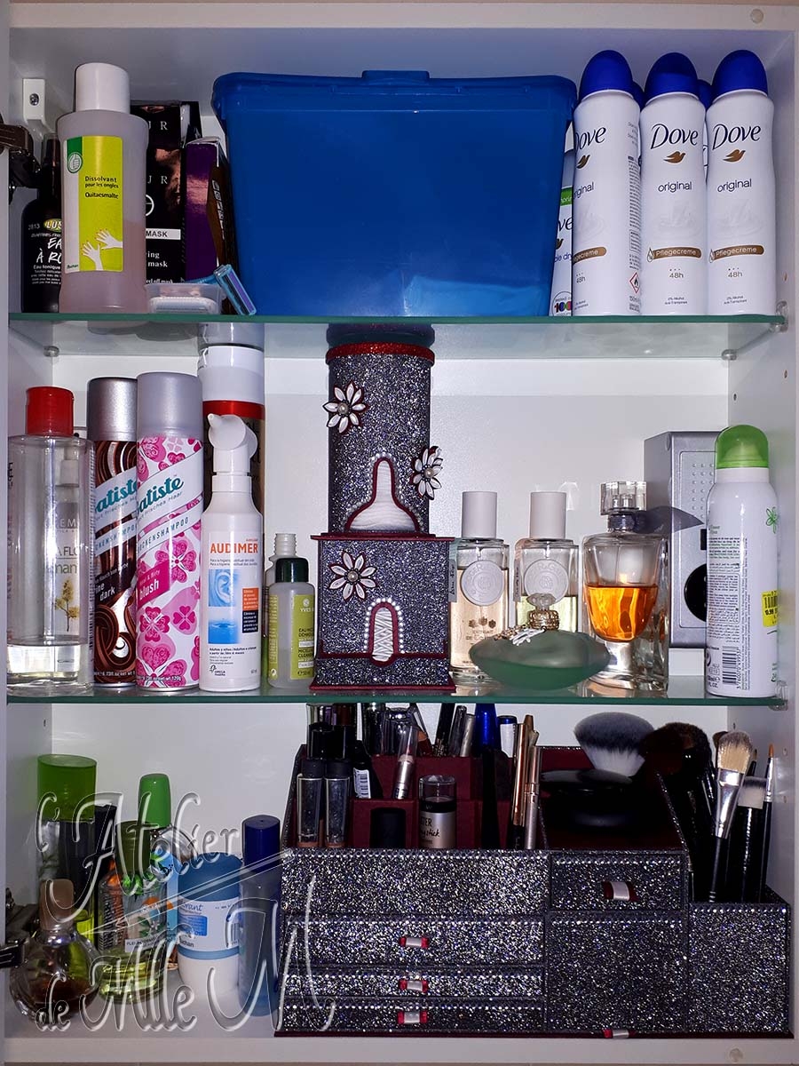Vue sur le placard de la salle de bain de Mlle M avec les distributeurs de cotons et le rangement maquillage en place.