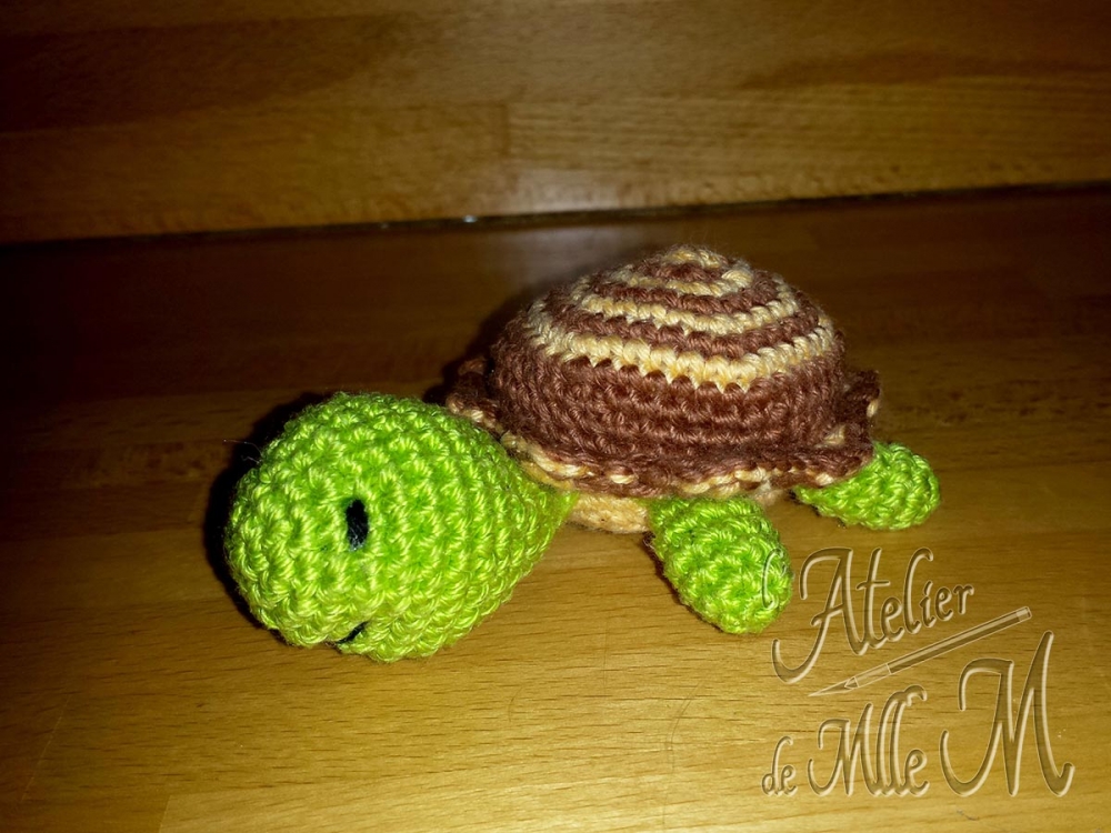 Bébé Tortue. Un bébé tortue qui ressemble à sa maman avec sa rosace unique sur la carapace. Composition : Fil 100% coton et rembourrage polyester. Dimensions : 9,5 x 7 x 3,5 cm