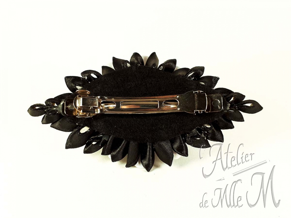 Une belle barrette noire & blanche rappelant une fleur, réalisée suivant l'art tsumami zaiku. Composition : Rubans de satin - Perles nacrées. Support de barrette en métal. Une revue complète à lire pour rétablir la vérité sur les Tsumami zaiku et les Kanzashi disponible sur https://www.latelierdemllem.com/verite-sur-tsumami-zaiku-kanzashi/